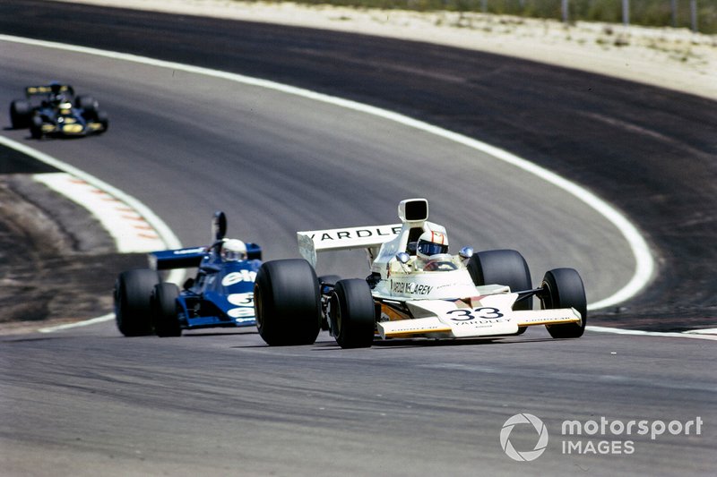 Dijon 1974, et McLaren M23 Ford de Hailwood mène Tyrrell 007 de Jody Scheckter et Lotus 72 de Jacky Ickx. 