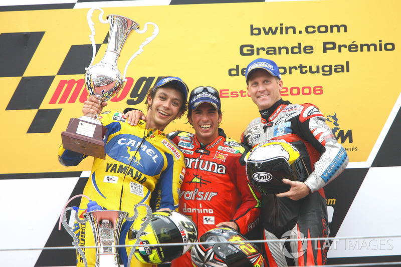 Podium: vainqueur de la course Toni Elias, Fortuna Honda, deuxième place Valentino Rossi, Yamaha, troisième place Kenny Roberts, Jr., Team Roberts
