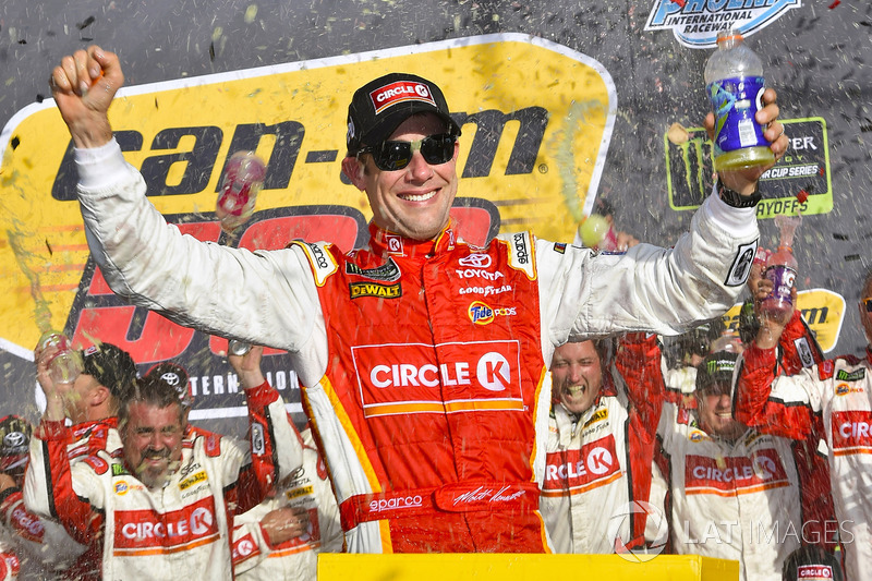 Le vainqueur de la course Matt Kenseth, Joe Gibbs Racing Toyota
