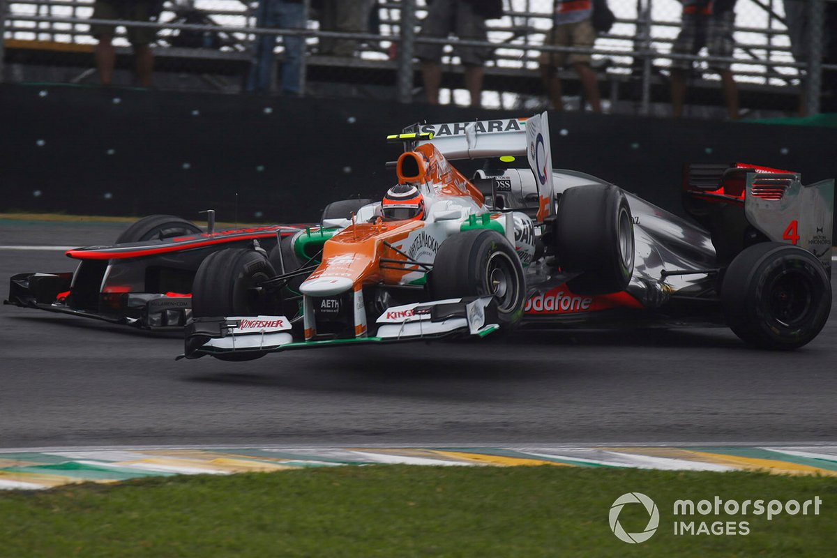 Nico Hulkenberg, Force India VJM05 Mercedes, se glisse dans Lewis Hamilton, McLaren MP4-27 Mercedes, tout en essayant de passer pour la tête