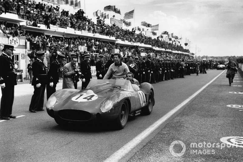 Hill conduit le copilote Gendebien à la cérémonie de podium au sommet de la Ferrari 250TR, après la première de leurs trois victoires aux 24 Heures du Mans ensemble. 