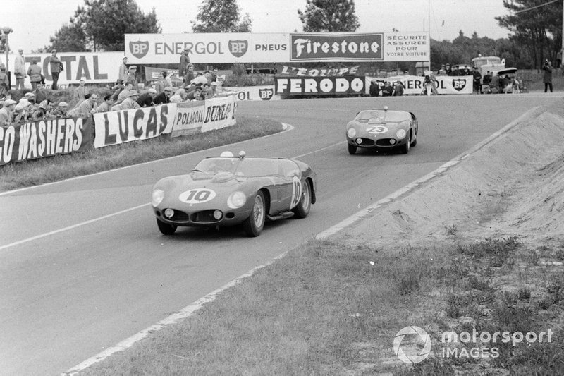 La Hill / Gendebien V12 Ferrari 250 TRI / 61 se dirige vers un autre triomphe au Mans en ’61, poursuivi par le Ginther / von Trips V6 246SP qui ne parviendrait pas à tenir la distance. 
