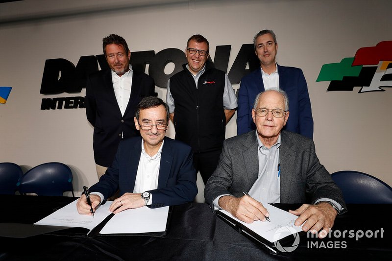 Pierre Fillon, président d'ACO, Jim France, président d'IMSA, Gerard Neveu, PDG de FIA ​​WEC, John Doonan, président d'IMSA, et Ed Bennett, PDG d'IMSA