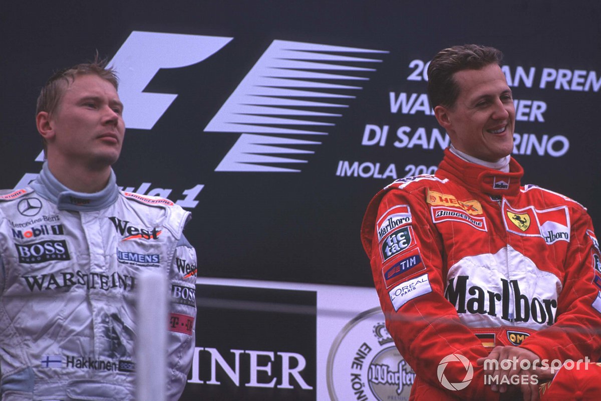 Podium: vainqueur de la course Michael Schumacher, Ferrari, deuxième place Mika Hakkinen, McLaren