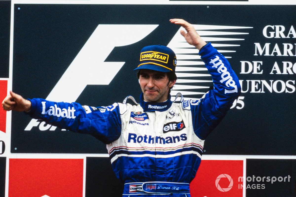Le vainqueur de la course Damon Hill, Williams célèbre sur le podium