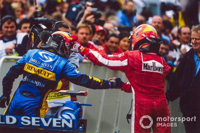 Le vainqueur de la course, Fernando Alonso, Renault serre la main du finisseur Michael Schumacher, Ferrari