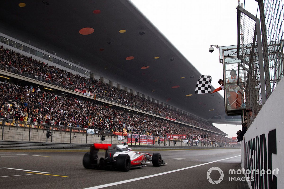 Vainqueur de la course Jenson Button, McLaren MP4-25 Mercedes