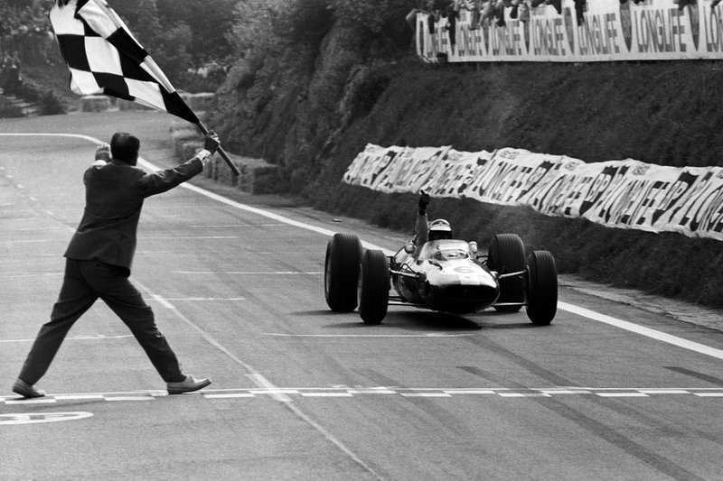 Encore une victoire de GP de France, celle-ci sur la belle piste de Clermont-Ferrand en 1965, au volant d'une Lotus 33. 