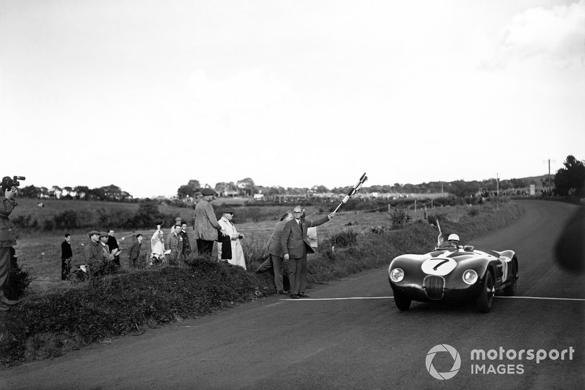 Après avoir remporté le Trophée Touristique 1950 à Dundrod dans une Jaguar XK120, Moss a répété l'année suivante dans la glorieuse Jag C-Type. 