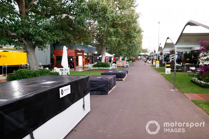 Renault emballant des caisses dans le paddock