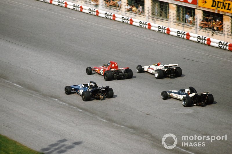 Hailwood (voiture arrière) s'est impliqué dans la bataille de Monza en 1971, ce qui le verrait classé quatrième - bien qu'il n'ait terminé qu'à 0,18 seconde du vainqueur!