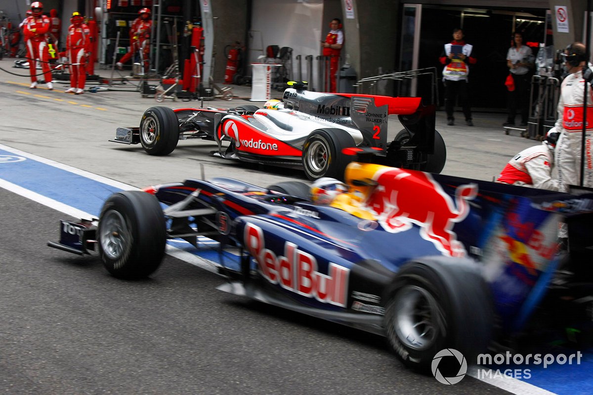 Sebastian Vettel, Red Bull Racing RB6, Lewis Hamilton, McLaren MP4-25 Mercedes pendant l'arrêt au stand