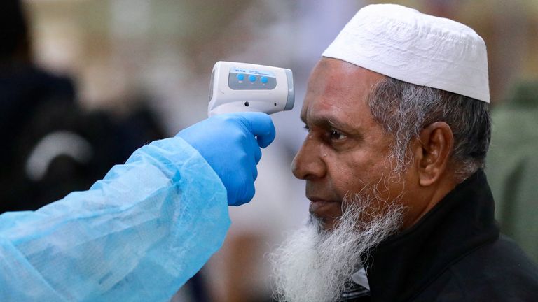 Un passager est enregistré dans un aéroport de Dhaka, Bangladesh