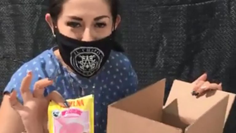 La fille d'El Chapo, Alejandrina Guzman, aide à la confection des colis