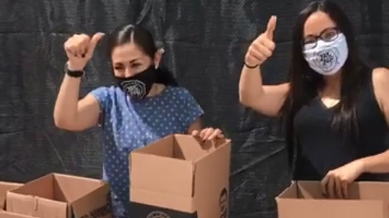 Alejandrina Guzman (L) crée et livre les colis avec l'aide de certains de ses employés
