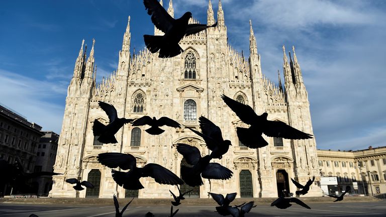 Andrea Bocelli chante seule dans la cathédrale Duomo de Milan