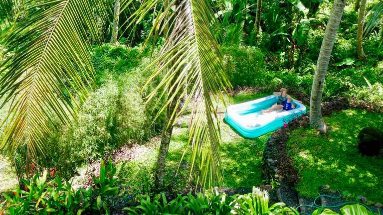 La famille a acheté une piscine gonflable. Photo: twintastic_nomads / Instagram