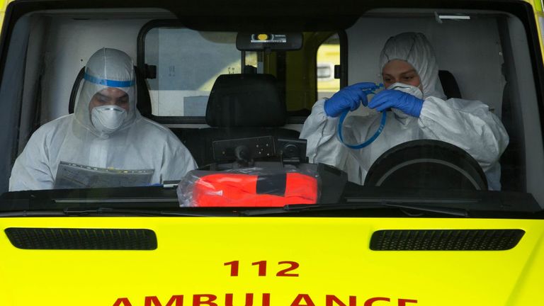 Les services d'urgence se préparent dans une ambulance à Bruxelles 