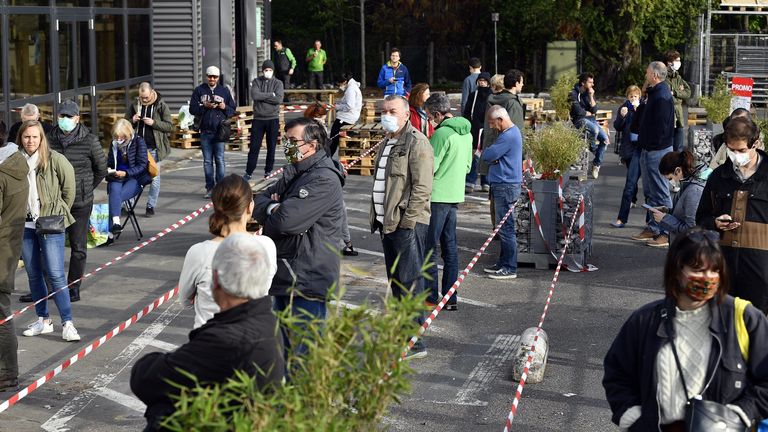 Des mesures de distanciation sociale sont toujours en place 