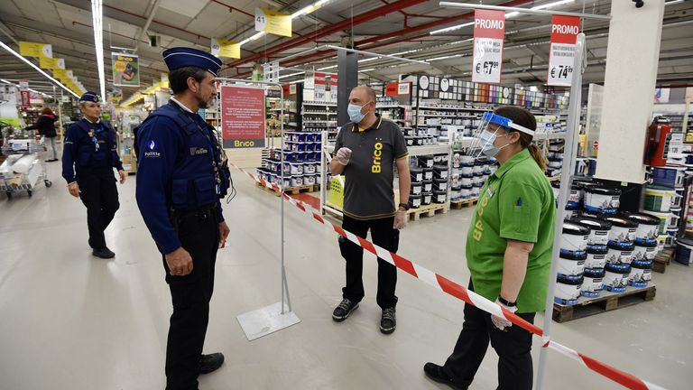 La police patrouille dans les magasins