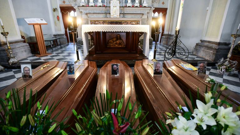 Cercueils alignés dans l'église de Serina, près de Bergame