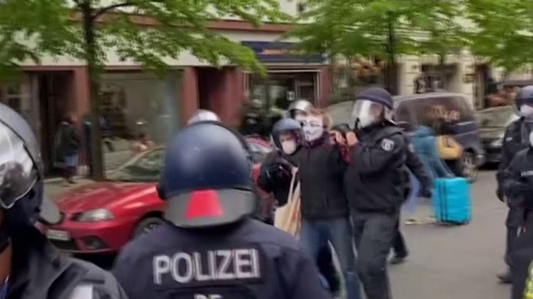 La police arrête des manifestants pour distanciation sociale en Allemagne