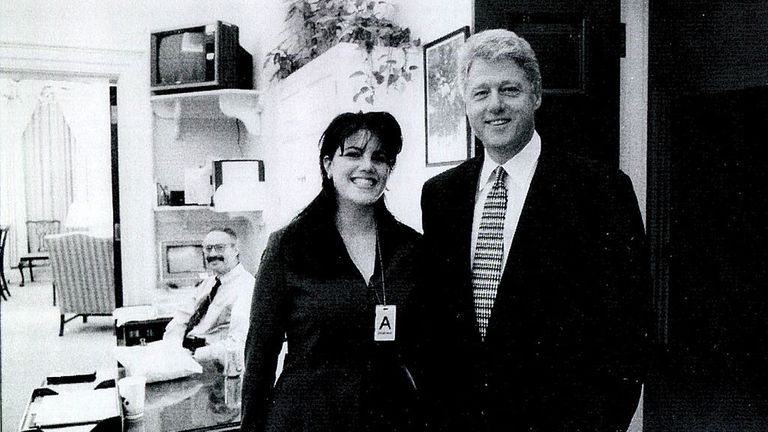Une photographie montrant l'ancienne stagiaire de la Maison Blanche Monica Lewinsky rencontrant le président Bill Clinton lors d'une réception à la Maison Blanche