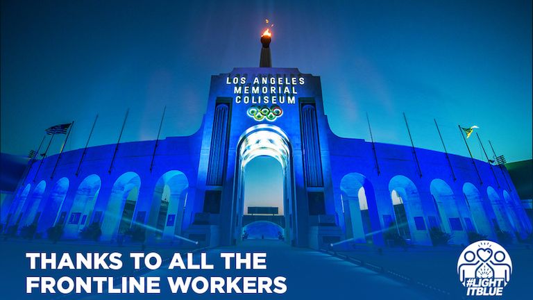 La flamme du Los Angeles Memorial Coliseum brille dans une mare bleue. Photo: @LAColiseum