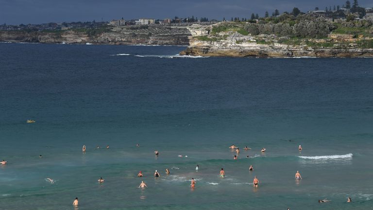 Le Conseil de Waverley rouvre les plages de Bondi, Bronte et Tamarama avec les règles de distanciation sociale COVID-19 toujours en place