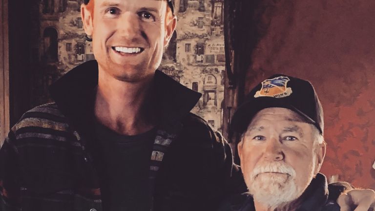 Brent Underwood avec le gardien Robert Desmarais, pour qui il se tenait. Photo: Brent Underwood