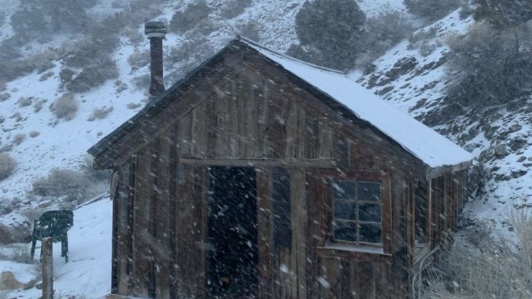 Un autre bâtiment à Cerro Gordo est dynamité par la tempête de neige. Photo: Brent Underwood