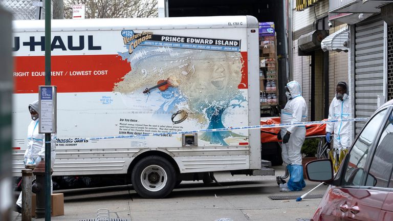 Les travailleurs déplacent un corps près du salon funéraire Andrew T. Cleckley dans le quartier de Brooklyn à New York, le mercredi 29 avril 2020. La police a répondu à un rapport de corps humains dans des véhicules, dont ils ont déterminé qu'ils étaient connectés au salon funéraire voisin. Le Département de police de New York a informé le Département d'État de la Santé, qui supervise les salons funéraires. La pandémie de coronavirus a envahi la plupart des salons funéraires et des morgues de New York. (Photo AP / Craig Ruttle)