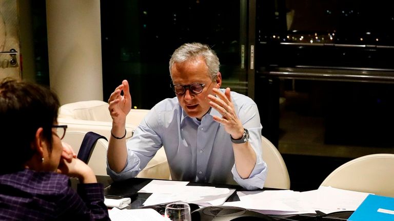 Le ministre français de l'Économie et des Finances Bruno Le Maire (2e L) parle au téléphone avec son homologue allemand comme son conseiller Juliette Oury (R), son directeur adjoint du cabinet Thomas Revial ​​(2e R) et la directrice du Trésor français Odile Renaud-Basso (L) assister