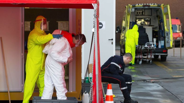 Les pompiers suivent les procédures de désinfection 