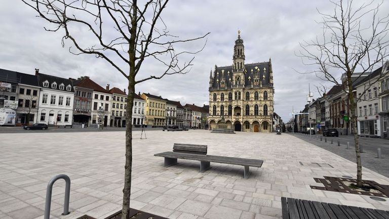 La place de la mairie d'Audenarde est vide