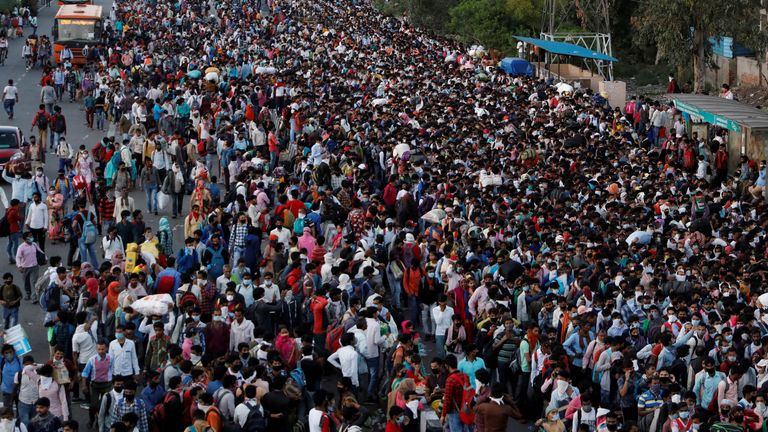 Les gens attendent pour monter à bord des bus à New Delhi