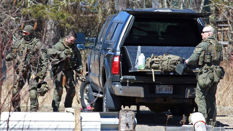 Des membres de la Gendarmerie royale du Canada (GRC) font leurs bagages après la recherche de Gabriel Wortman à Great Village, Nouvelle-Écosse, Canada 19 avril 2020