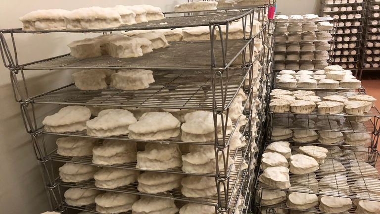 Les fromages comme ceux-ci doivent être jetés parce que les fabricants ne peuvent pas les vendre 