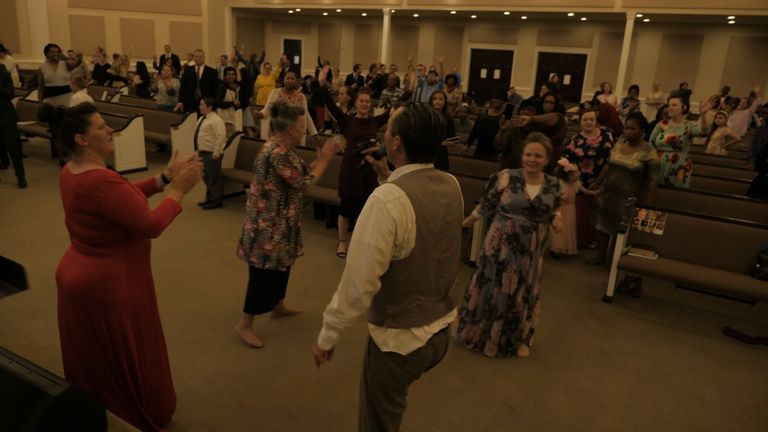 Des dizaines de personnes ont afflué dans une église de Baton Rouge