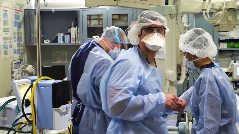 Des médecins de New York peinent à sauver un patient