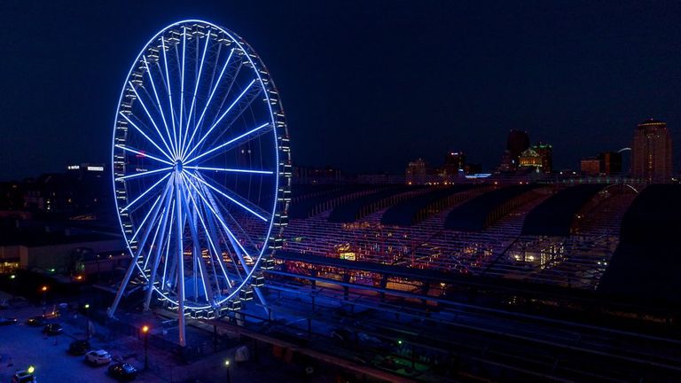 La roue St Louis à Union Station brille en bleu à partir de 200 pieds. Photo: @stlouiswheel