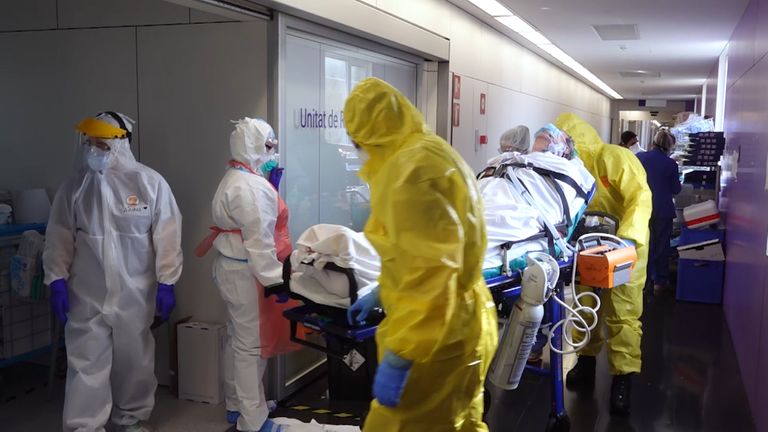 Un patient arrive à une unité de soins intensifs de Barcelone.