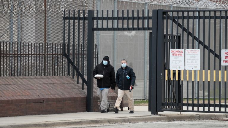 Des personnes portant des masques de protection quittent le complexe pénitentiaire du comté de Cook le 09 avril 2020 à Chicago, Illinois. Avec près de 400 cas de COVID-19 ayant été diagnostiqués parmi les détenus et les employés, la prison est la plus grande source connue d’infections à coronavirus au pays