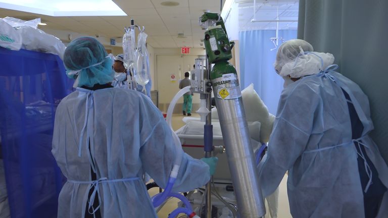 Des travailleurs luttent contre le virus au Maimonides Medical Center de Brooklyn
