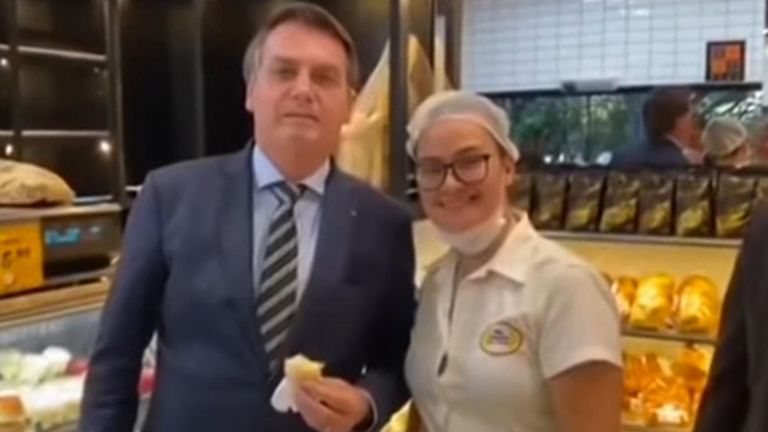 Le président du Brésil a visiblement ignoré les conseils des experts de la santé du monde entier et s'est mêlé à des gens dans une boulangerie de la capitale sans porter de masque ni garder une distance de sécurité, avant de publier ostensiblement une vidéo des rencontres en ligne.