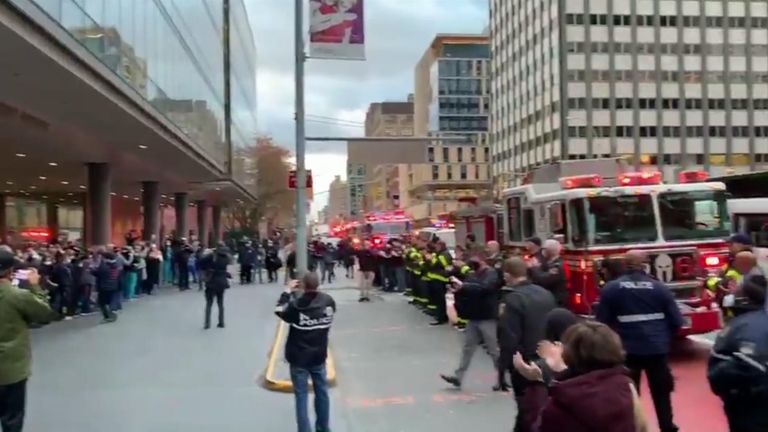Le maire de New York, Bill de Blasio, et le commissaire du FDNY, Daniel Nigro, ont participé à une grande manifestation de soutien des premiers intervenants pour les professionnels de la santé à l'hôpital Bellevue de Manhattan. 