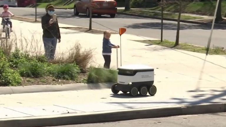 C'est surprenant de voir un robot de livraison autonome plein d'articles d'épicerie naviguer sur un trottoir presque vide et traverser des intersections.