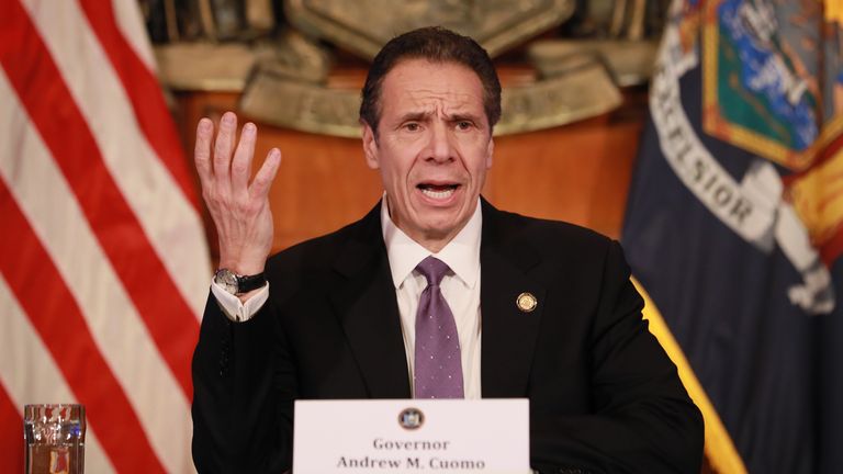 ALBANY, NY - 17 AVRIL: Le Gouverneur de New York Andrew Cuomo donne un point de presse sur la crise des coronavirus le 17 avril 2020 à Albany, New York.Cuomo ainsi que des gouverneurs d'autres États de la côte est prolongent leur fermeture d'entreprises non essentielles jusqu'en mai 15. «Nous devons continuer à faire ce que nous faisons. J'aimerais voir ce taux d'infection baisser encore plus ...