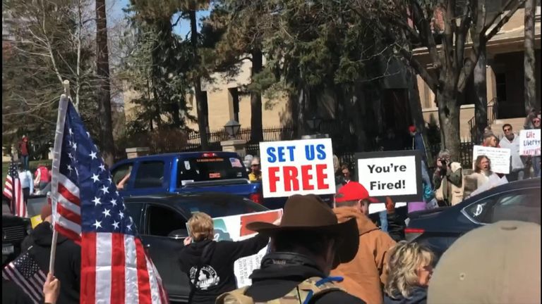 Des centaines de personnes se sont rassemblées devant la résidence du gouverneur à St Paul, dans le Minnesota, le vendredi 17 avril, pour protester contre les mesures de lutte contre les coronavirus de l'État, a montré une vidéo.