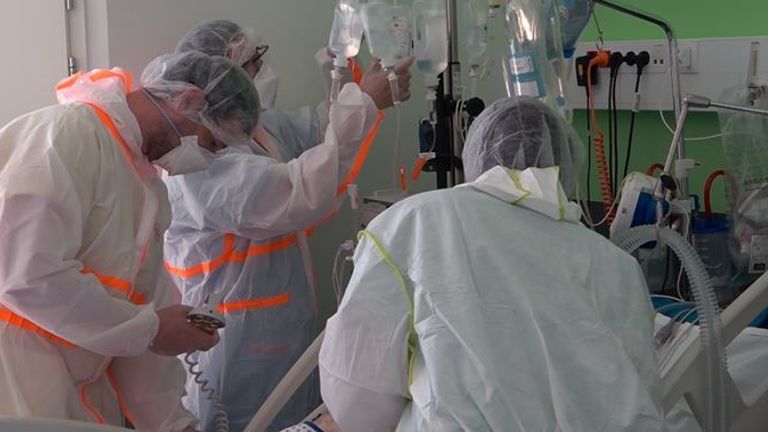 Des patients gravement malades sont traités dans une unité de soins intensifs à Colmar 
